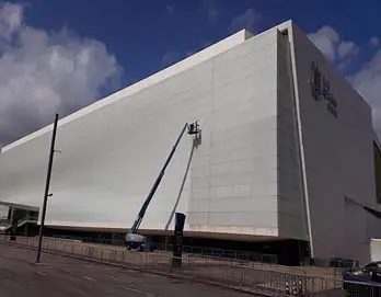 Fachada da Neo Química Arena durante a limpeza