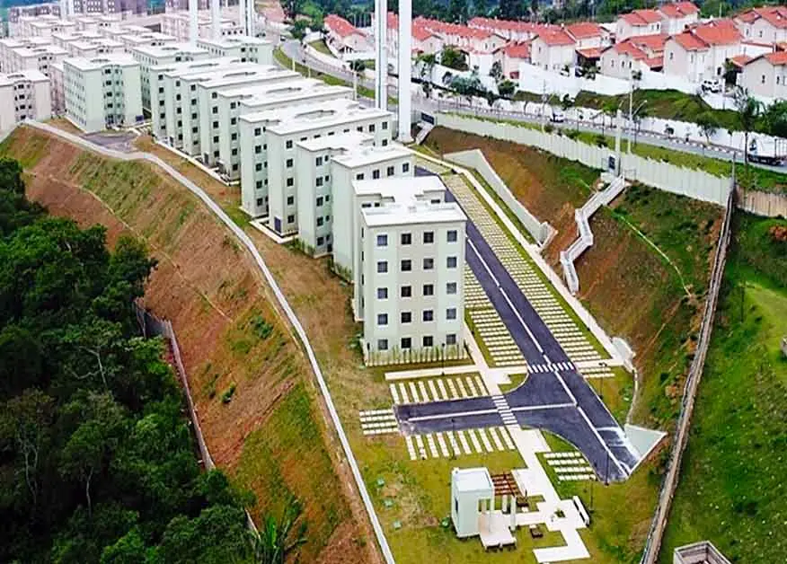 Vista aérea de condomínio com fachadas pintadas