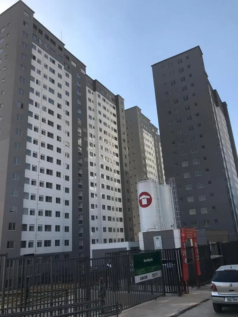 Condomínio residencial com fachadas pintadas em cinza e branco