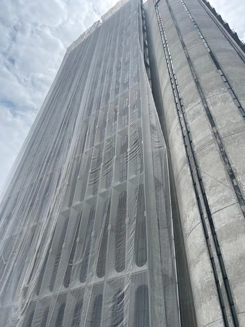 Fachada de edifício em obra, protegida por tela
