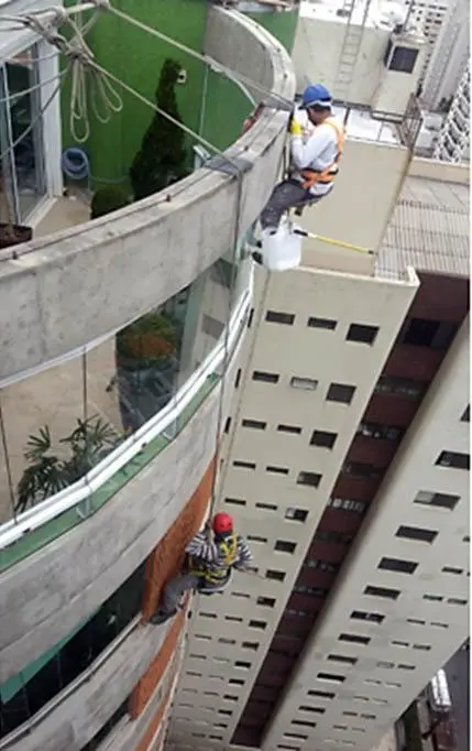 Profissional em corda trabalhando na fachada do Volpi